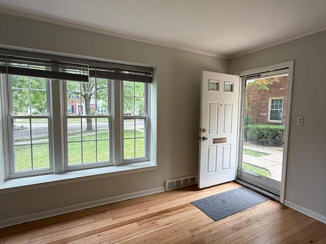 Photo - 3770 Brewster St