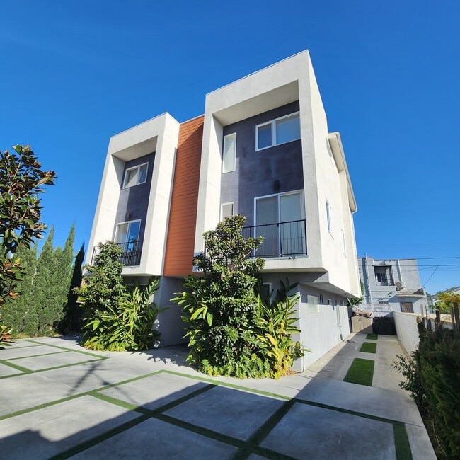 Building Photo - 2406 S Dunsmuir Ave Unit 2406 HALF