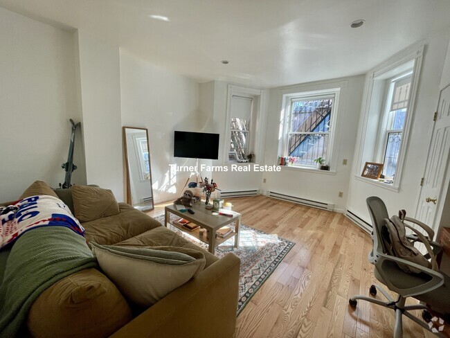 Building Photo - 1077 Beacon St Unit B Rental