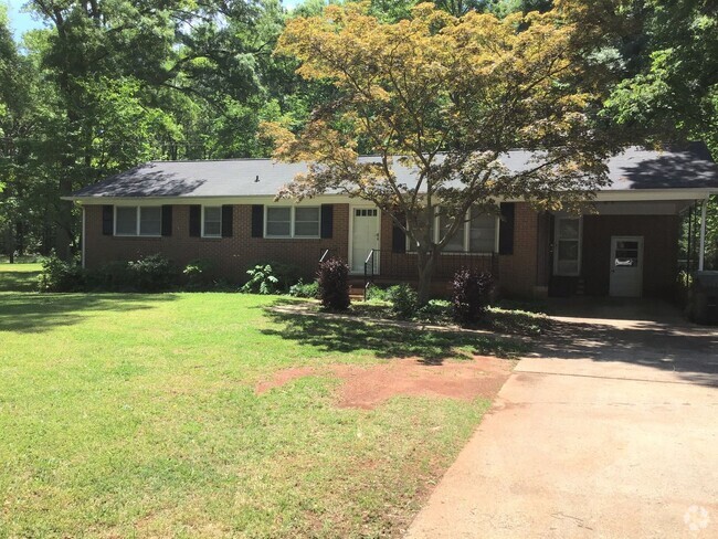 Building Photo - 3 Bedroom 2 Bathroom Brick Ranch Home near...