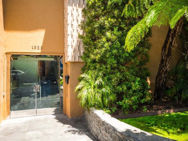 Photo - 1957 Frank St / 2519 Virginia Ave