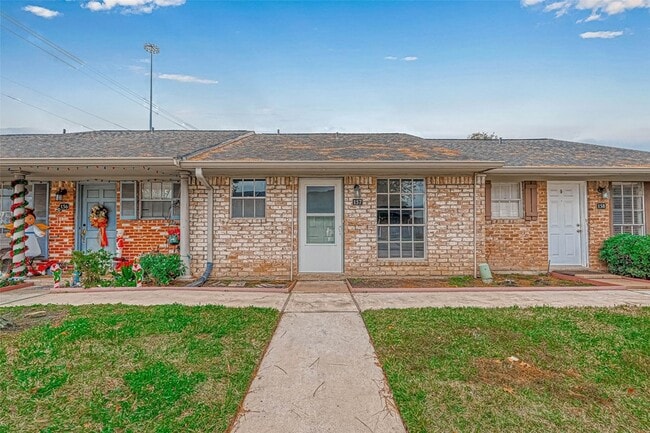 Building Photo - 1110 W Tri Oaks Ln Unit 157