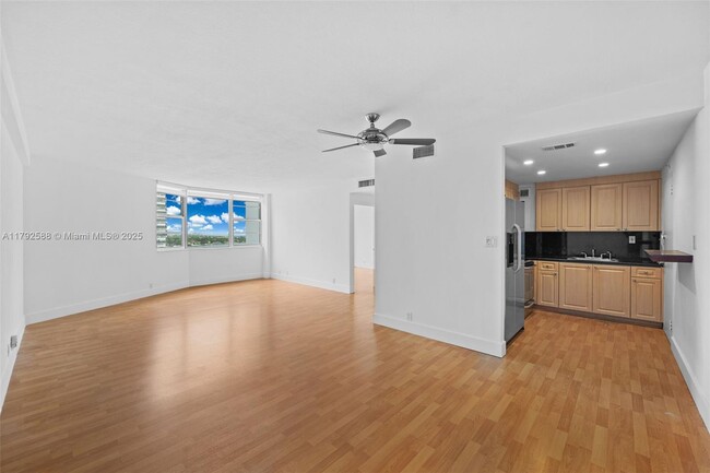 Photo - 3301 NE 5th Ave Unidad 1114 Rental