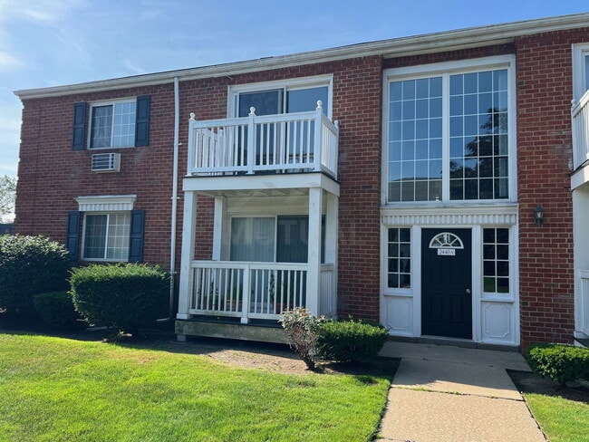 Building Photo - 2440 Parmenter Blvd Unit 202 Rental