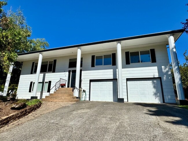 Building Photo - Mini Mansion in Salmon creek in mature nei... Rental