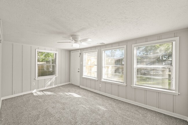 Photo - 203 W Hart Ave