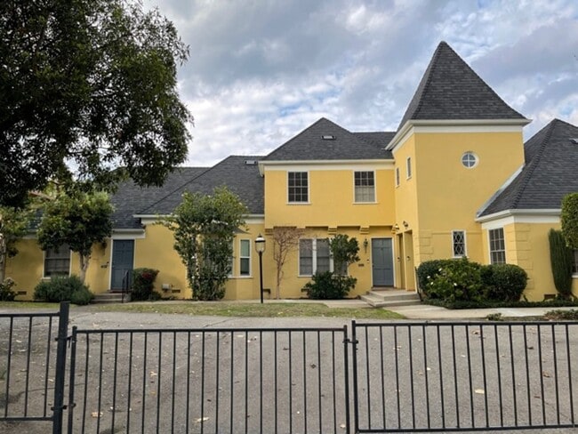 Building Photo - 1118 Donaldo Ct Unit 1118 1/2