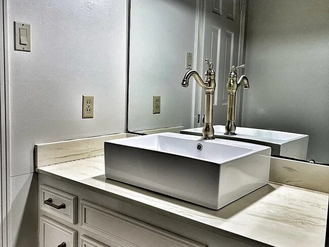 Photo - 4108 Royal Oak Dr House