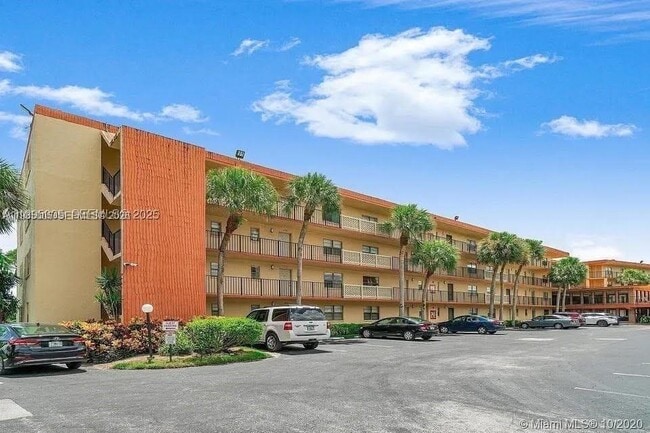 Building Photo - 9440 SW 8th St Unit 402