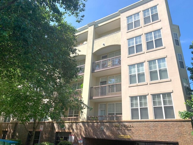 Building Photo - 405 W 7th St Unit 208