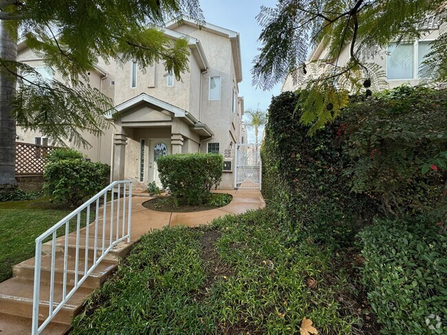 Building Photo - 2026 Garnet Ave Unit Pacific Beach condo