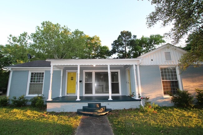 Building Photo - Available-Adorable Large 3 bedroom Home ne...