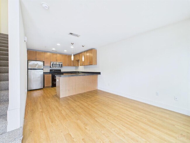 Photo - 711 W 32nd St Unit 108