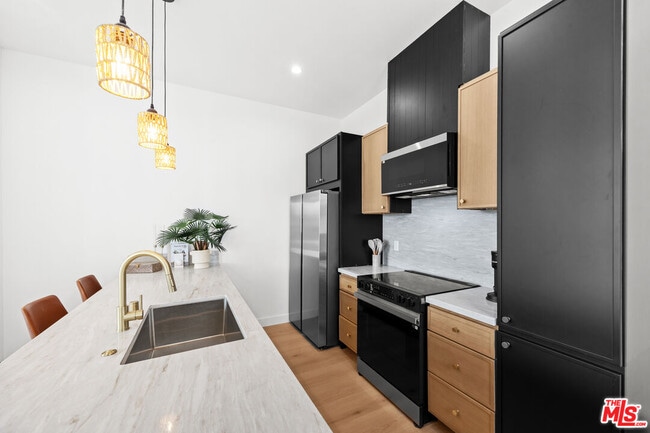 Photo - 2324 S Dunsmuir Ave