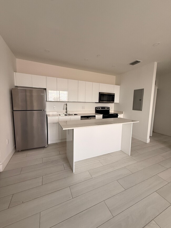 Building Photo - 765 E 20th St