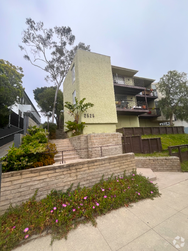 Building Photo - 2525 Beverley Ave Unit 9 Rental