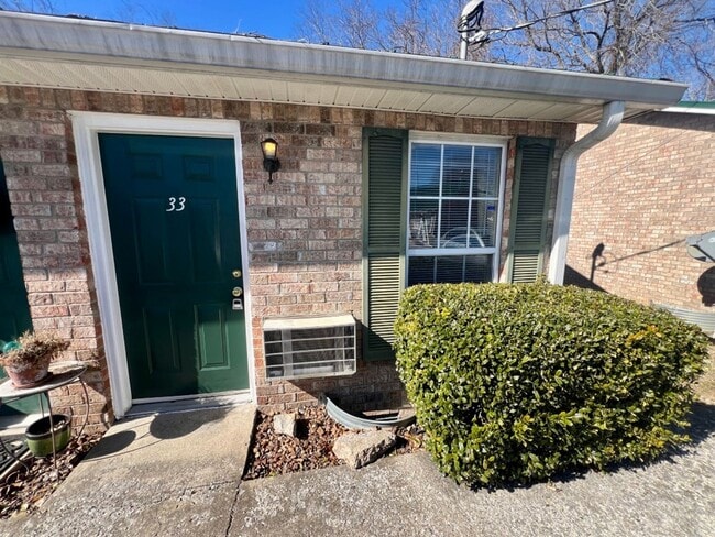 *END UNIT* 1 Bed/1 Bath Apt., Water Included - *END UNIT* 1 Bed/1 Bath Apt., Water Included Unit D-33