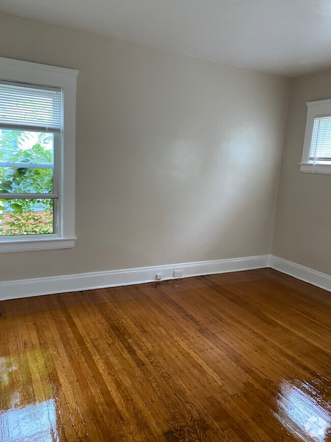 Building Photo - 3250 Clarendon Rd Unit 2nd Floor Rental