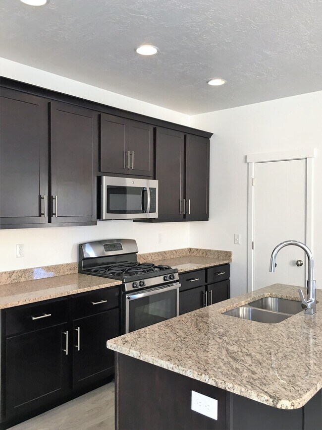 Photo - Beautiful 3 Bedroom Home in Herriman with Fenced Yard!!