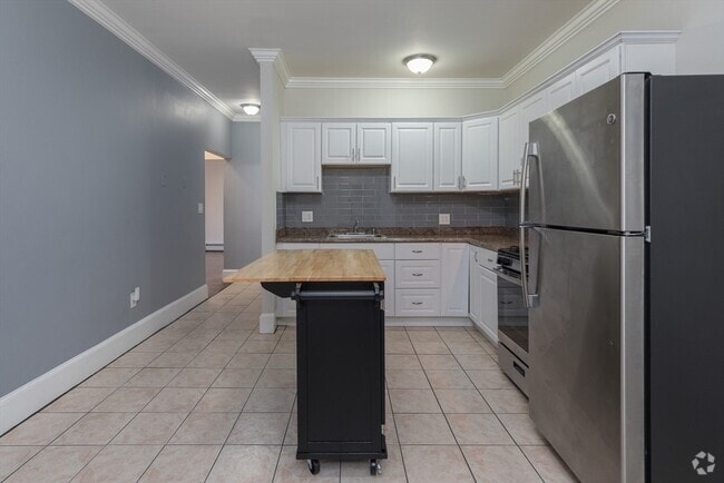 Building Photo - 166 Boylston St Unit 2 Rental