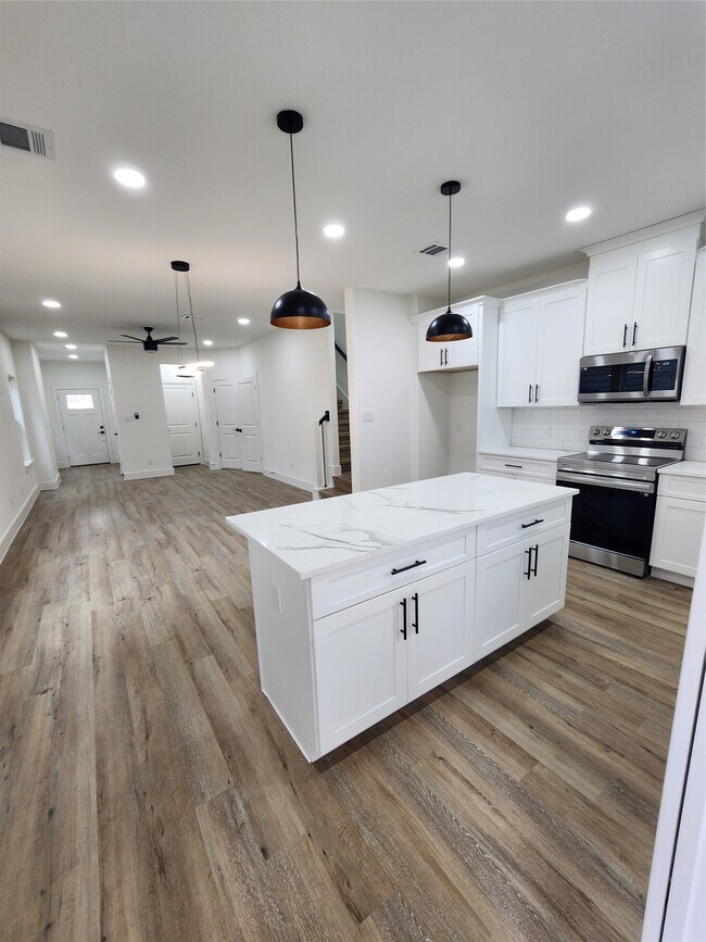 Photo - 650 Everett St Unit B