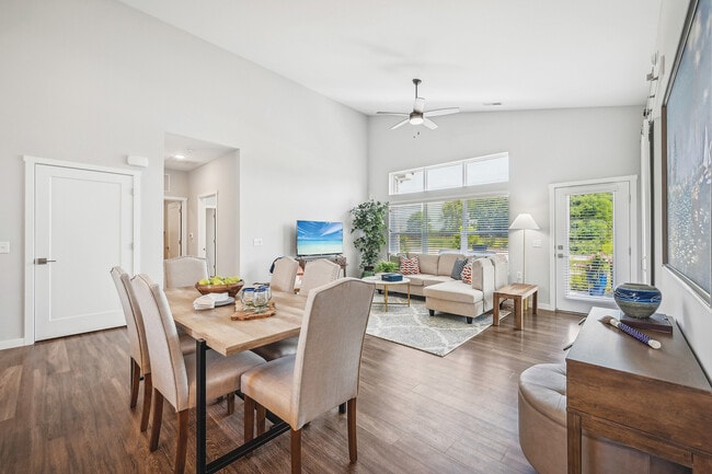 2 habitaciones | Sala y comedor - Sugar Maple Commons