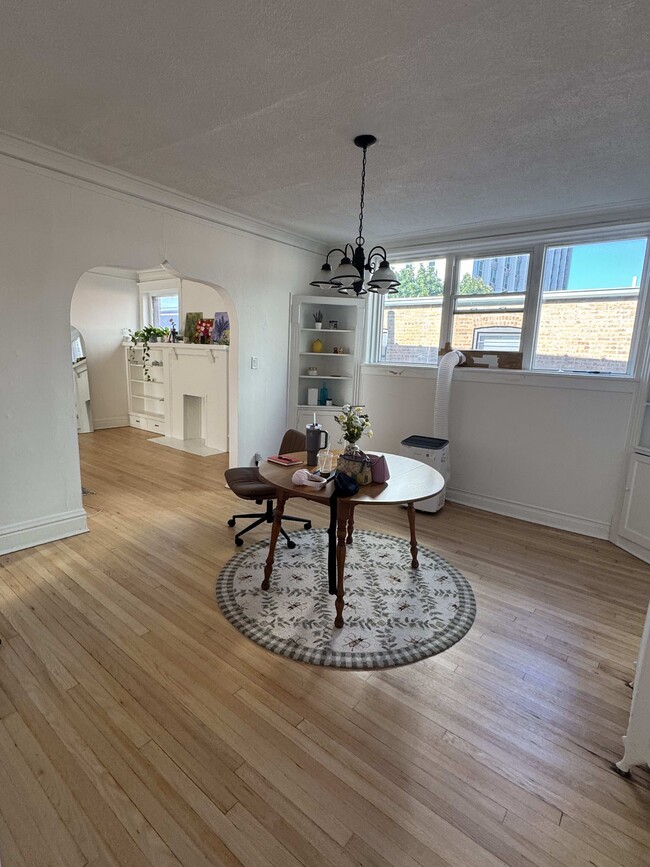 Building Photo - 3619 N Pine Grove Ave Unit 3