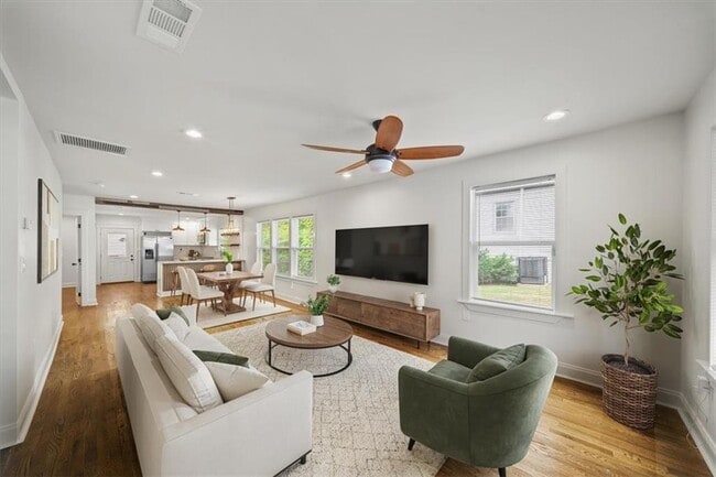 Photo - 1060 Regent St SW