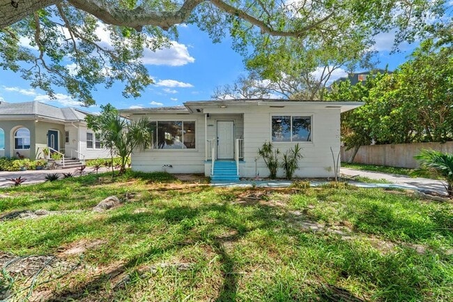 1949 Edgewater Dr
