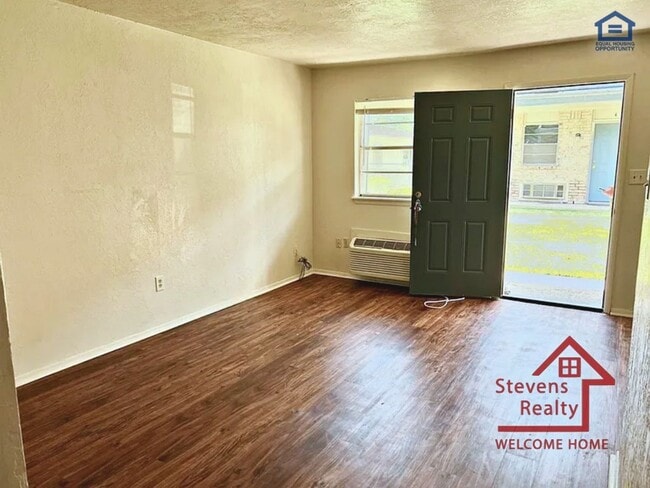 Photo - 1502 NW Kingsbury Ave