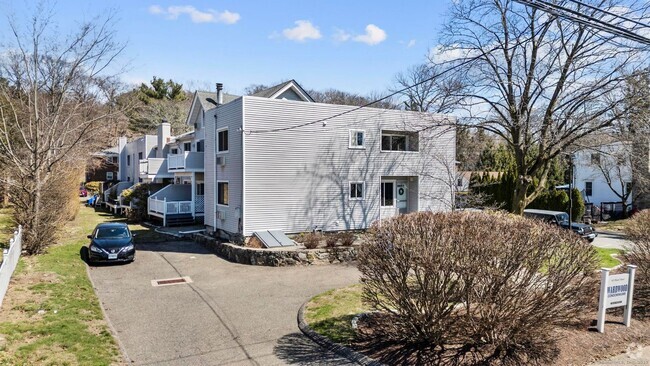 Building Photo - Newly Renovated 1 Bedroom Apartment