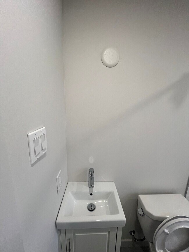 Photo - 1482A Morisset Av