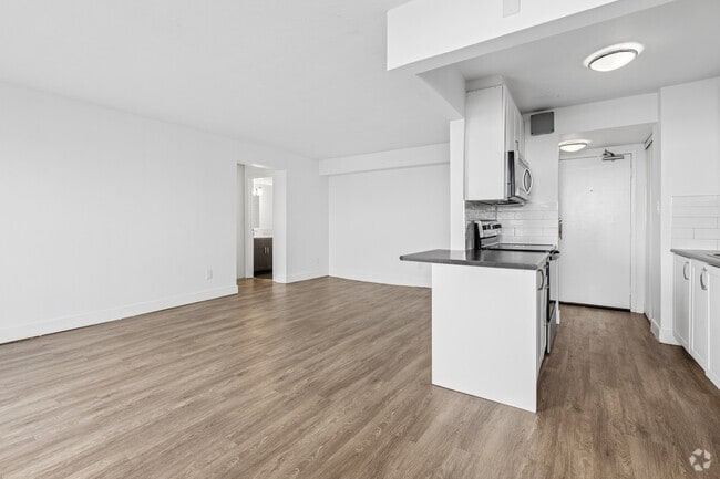 2BR, 1BA - 900SF - Kitchen/Living Room