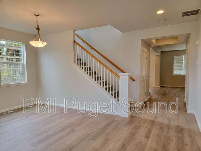 Photo - 576 Mount Baker Pl NE