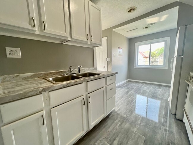 Building Photo - 587 Charles Ave Unit 587 Charles Ave #2 Rental