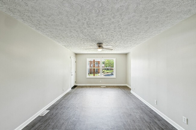 Pisos de tablones modernos - The Everly Apartments