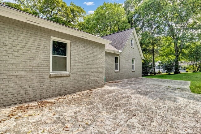 5004 Holston Dr