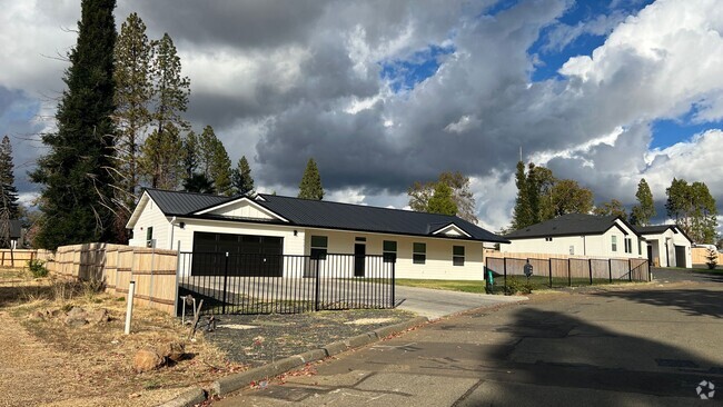 Building Photo - 3 bedroom 2 bath home, pool, yard Like New...