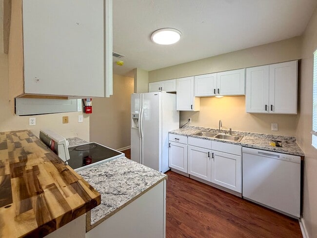 Building Photo - Move-in Ready Recently Updated 4BR/2BA House in Alachua!