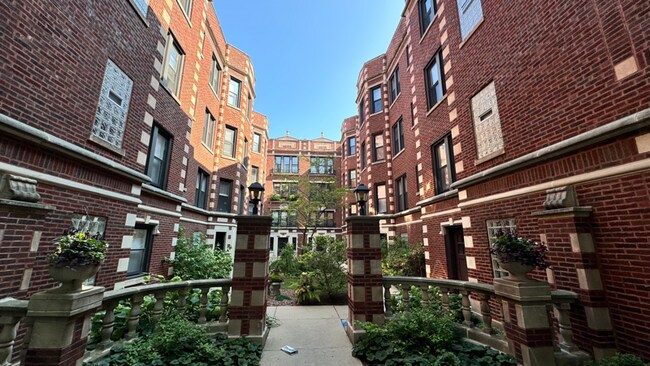 Photo - 924 W Ainslie St Townhome