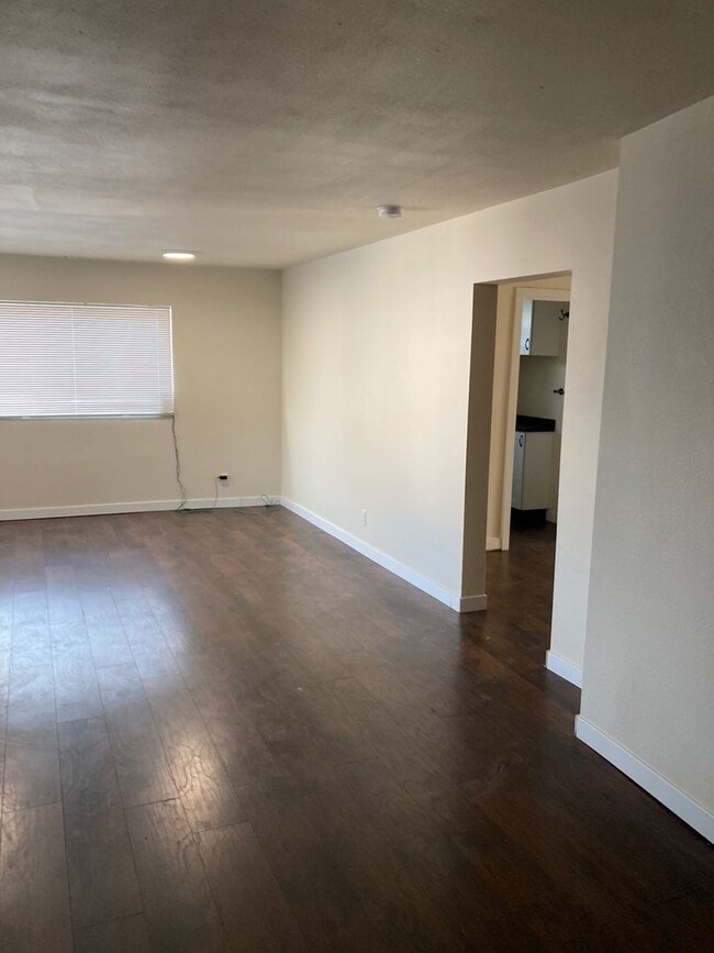 Building Photo - Spacious Multi-Level Apartment in the Hear...