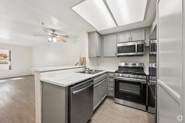 2BR, 2BA - 798SF - Kitchen