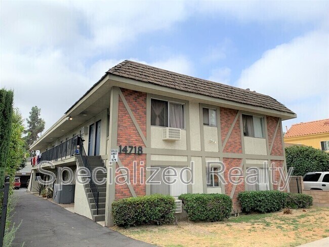 Building Photo - 14718 Sylvan St Unit 101