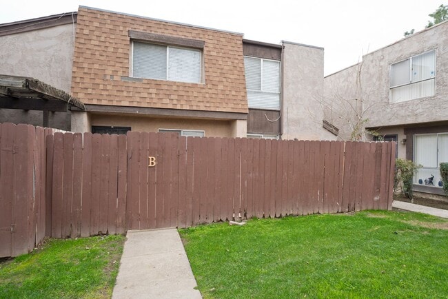 Building Photo - SW- condo 2bed-1 bath attached 1 car garage Unit B