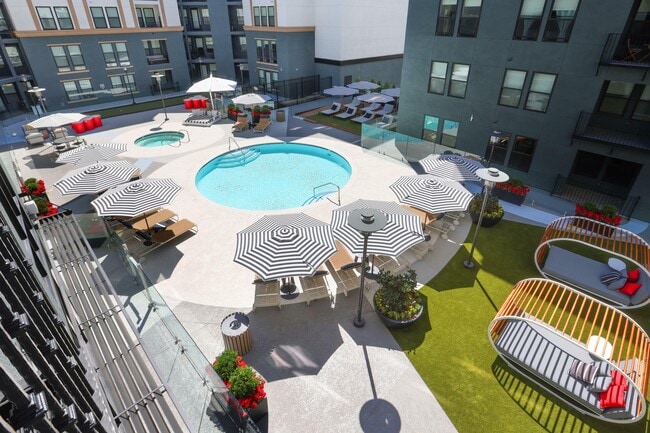 ¡Piscina estilo resort! - The Harrison