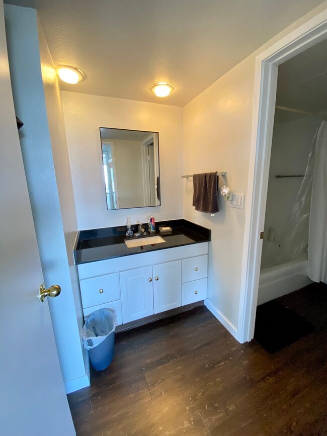 Photo - 450 W 7th St