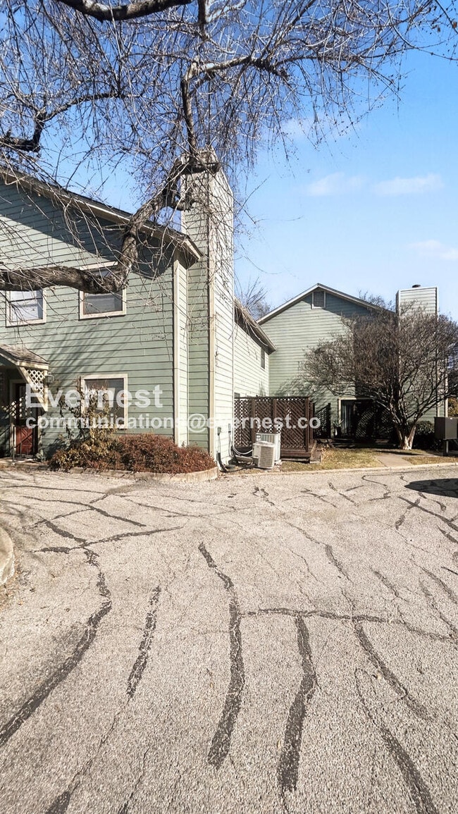 Building Photo - 900 Taulbee Ln