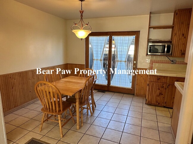 Photo - Spacious 3-Bed Townhouse in Golden!