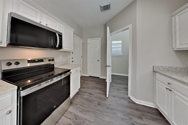 Photo - 823 Portsmouth Dr