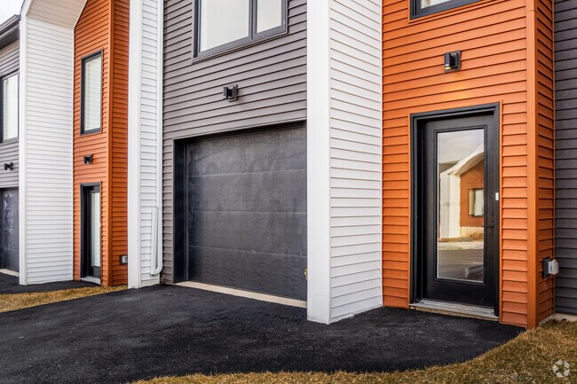 Unit Entrance - Oakmount Dr